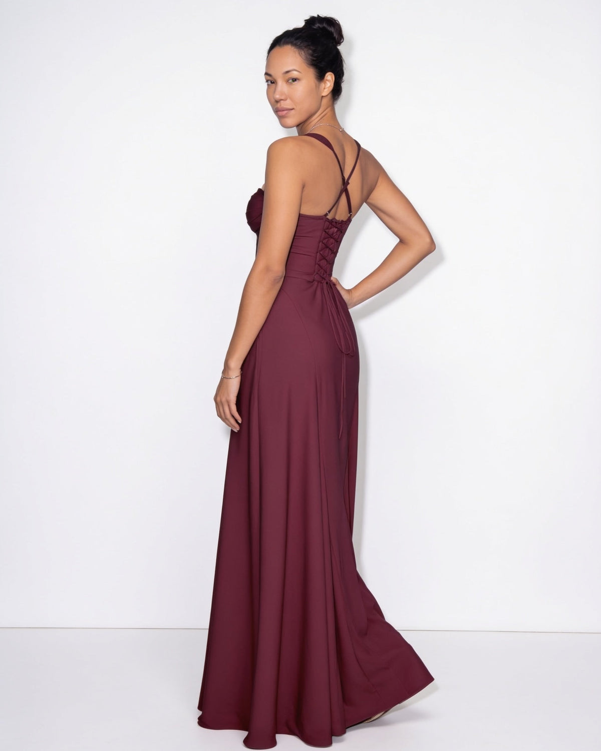 Robe longue froncée à laçage dos — Sorellea