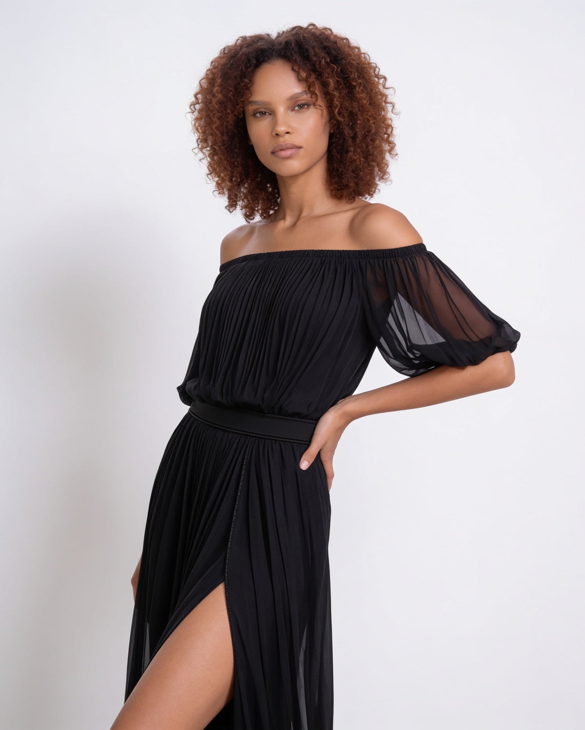 Robe longue plissée, épaules dénudées — Sorellea