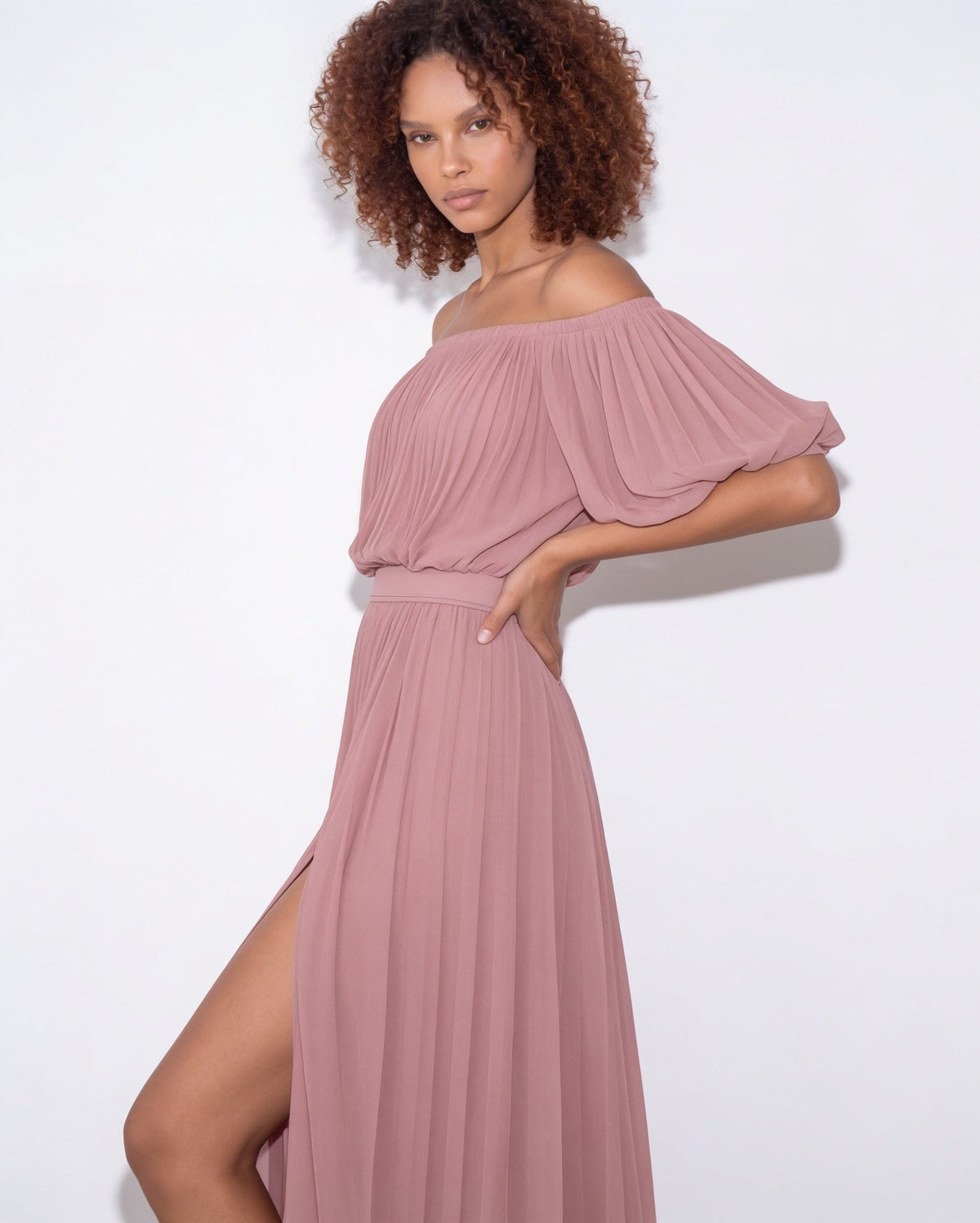 Robe longue plissée, épaules dénudées — Sorellea
